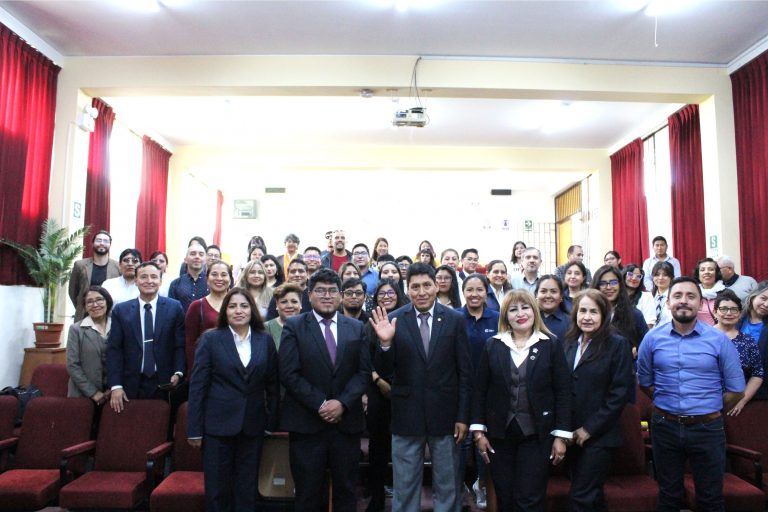 Coordinador del Centro de Idiomas de la UNSA se reúne con docentes para fortalecer la gestión académica