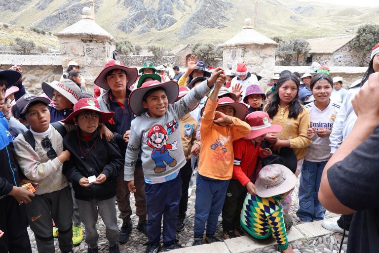 Centro de Idiomas de la UNSA realizó la Proyección Social “Brilla Sibayo 2025” en Caylloma